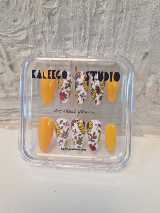 Golden Bloom – Handmade Press-On Nail Set
